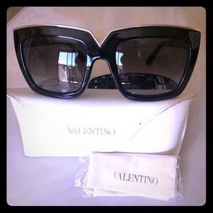 Valentino Sunglasses Black V674S